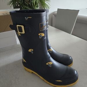 Joules Molly mid-height wellies in navy with a ducks umbrella print - size 8